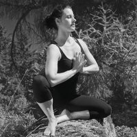 Doris Schernthaner in einer Yoga-Pose im Freien (Classic Yoga)